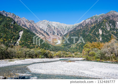 日本北阿爾卑斯山的上高地 日本北阿爾卑斯山的上高地 132489777