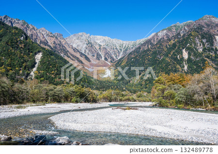 日本北阿爾卑斯山的上高地 日本北阿爾卑斯山的上高地 132489778