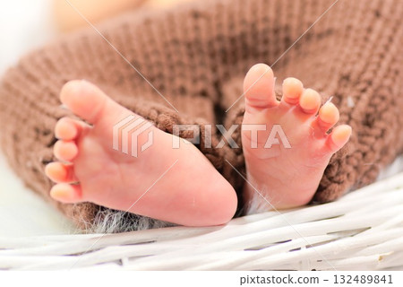 新生兒小腳丫傳遞生命的溫暖 132489841