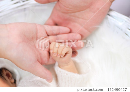 家人手牽手時感受到的溫暖與親情 132490427