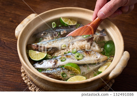 用陶罐煮的秋刀魚飯 用陶罐煮的秋刀魚飯 132491086
