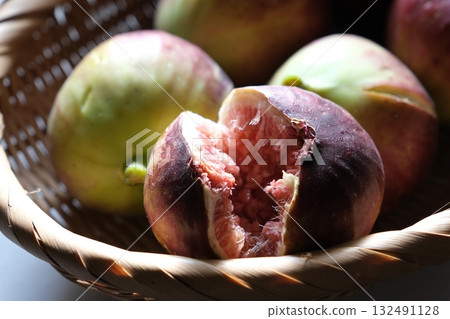 Harvested figs 132491128