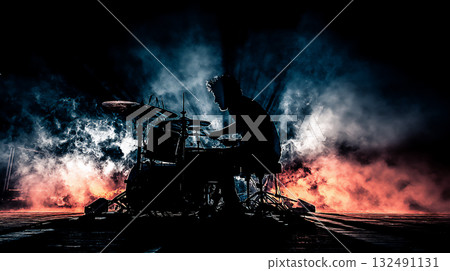 鼓手的輪廓和夢幻般的煙霧效果 鼓手的輪廓和夢幻般的煙霧效果 132491131