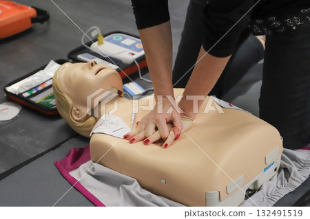 BLSD Defibrillator use course. first aid course - company safety - cardiac massage - Basic Life Support BLSD Defibrillator use course. first aid course - company safety - cardiac massage - Basic Life Support 132491519