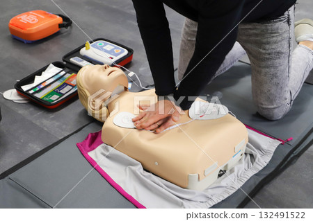 BLSD Defibrillator use course. first aid course - company safety - cardiac massage - Basic Life Support 132491522