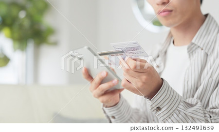 亞洲男子正在設置他的 Myna 健康保險卡 132491639