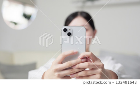一名亞洲女性用智慧型手機拍照 一名亞洲女性用智慧型手機拍照 132491648