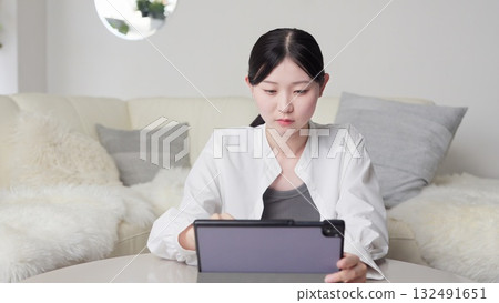 亞洲女性看完新聞後感到擔憂 亞洲女性看完新聞後感到擔憂 132491651