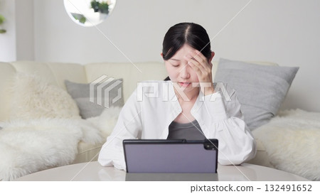 亞洲女性看完新聞後感到擔憂 亞洲女性看完新聞後感到擔憂 132491652