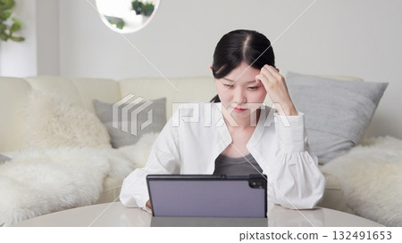 亞洲女性看完新聞後感到擔憂 132491653