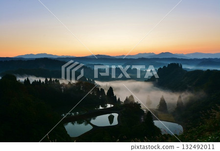Yamakoshi rice terraces and terraced ponds with a sea of clouds at dawn Yamakoshi rice terraces and terraced ponds with a sea of clouds at dawn 132492011