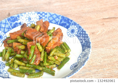 spicy stir fried slice yard long bean with crispy tofu and lemon grass in curry sauce vegetarian food on plate 132492061