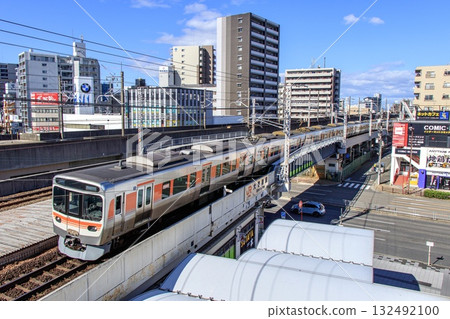 中央線315系列車在大曾根站附近運行 132492100