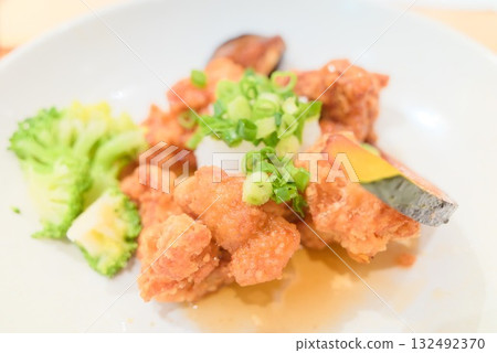 炸雞配蘿蔔泥和醬油,以及日式風格的彩色蔬菜 炸雞配蘿蔔泥和醬油,以及日式風格的彩色蔬菜 132492370