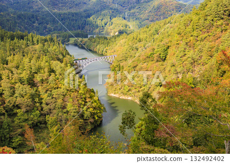 秋葉盛開時，第一隻見川大橋最美 132492402
