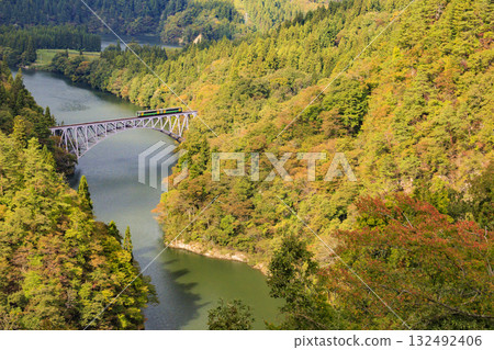 秋葉盛開時,第一隻見川大橋最美 秋葉盛開時,第一隻見川大橋最美 132492406