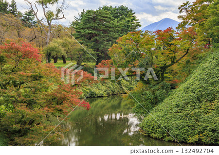 秋葉盛開時，鶴城最美 132492704