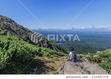 從雌阿寒山眺望的北海道，一望無際的藍色 132492758