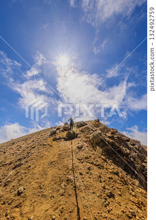 雌阿寒山頂峰 - 陽光下的漫步 132492759