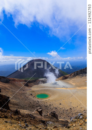 雲端上的壯麗景色：從雌阿寒山眺望阿寒富士和火山口湖 132492763