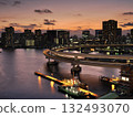 東京灣上蜿蜒的高速公路，彩虹橋上的夜景 132493070