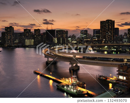 Curving Expressway over Tokyo Bay, Night view from Rainbow Bridge 132493070