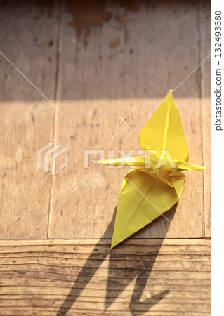 小孩折的略微變形的黃色紙鶴 小孩折的略微變形的黃色紙鶴 132493680