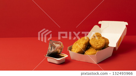 紙盒裝雞塊,配上深棕色醬汁(如燒烤醬) 紙盒裝雞塊,配上深棕色醬汁(如燒烤醬) 132493966