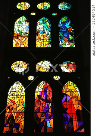 聖家堂內部美麗的彩色玻璃細節 132494514