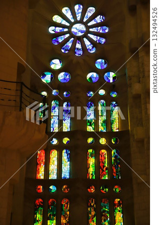 聖家堂內色彩鮮豔的彩色玻璃 聖家堂內色彩鮮豔的彩色玻璃 132494526