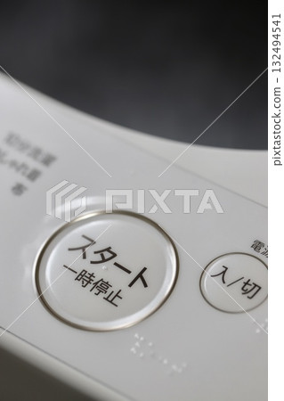 直立式洗衣機電源按鈕和啟動按鈕的特寫 直立式洗衣機電源按鈕和啟動按鈕的特寫 132494541