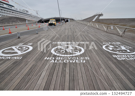 面向橫濱大棧橋碼頭的甲板 面向橫濱大棧橋碼頭的甲板 132494727