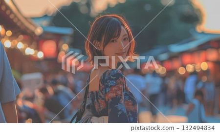 年輕女子在旅遊景點觀光 132494834