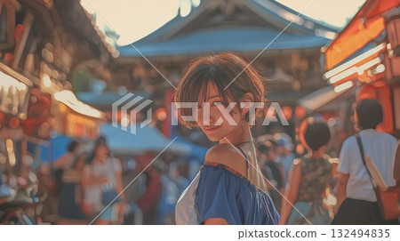 一位女士站在旅遊景點的背景上 132494835