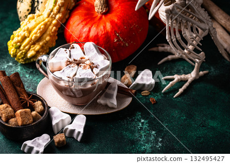 Halloween hot chocolat with ghost marshmellow 132495427