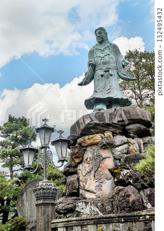 金澤兼六園中的大和武尊天皇雕像,以及高聳於藍天和積雨雲背景下的明治紀念碑。 金澤兼六園中的大和武尊天皇雕像,以及高聳於藍天和積雨雲背景下的明治紀念碑。 132495432