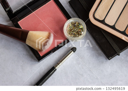 Soft pastel horizontal shot of eyeshadow palette and brushes, perfect for modern beauty branding, skincare promotions and influencer content. 132495619