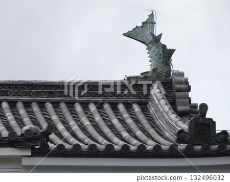 小田原城銅門連接塔上的青銅鯱和瓦片形成了鮮明對比 132496032