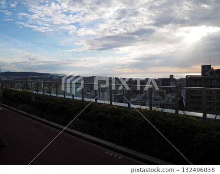 從屋頂露台可以欣賞海濱城鎮景觀和日落天空的壯麗景色 132496038