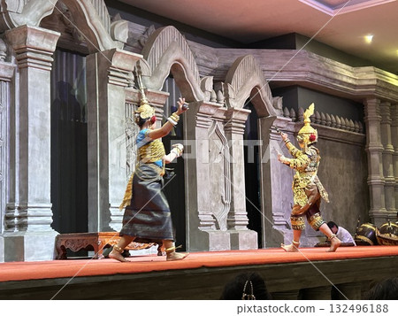 柬埔寨傳統舞蹈 Apsara 舞蹈表演在暹粒 柬埔寨傳統舞蹈 Apsara 舞蹈表演在暹粒 132496188