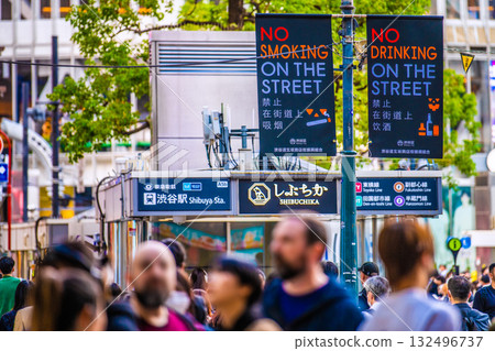 Tokyo cityscape in Japan: "No nuisance, no nuisance! No nuisance Halloween!" Shibuya bustling with foreign tourists on the 27th 132496737