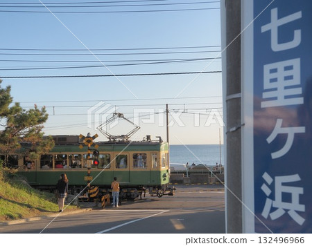 神奈川縣,江島電鐵穿過七里濱,十月 神奈川縣,江島電鐵穿過七里濱,十月 132496966