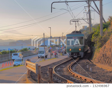 神奈川縣，江島電鐵在十月的黃昏沿著海岸線行駛 132496967