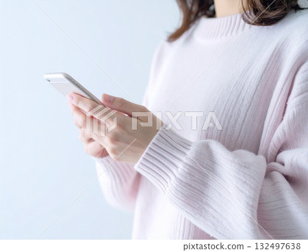 一位年輕女子在智慧型手機上使用 chatGPT 一位年輕女子在智慧型手機上使用 chatGPT 132497638