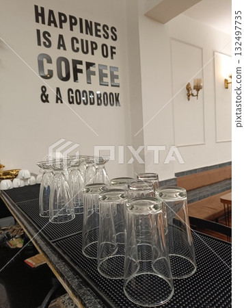 Glass tumblers with selective focus 132497735