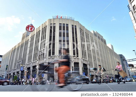 新宿三丁目十字路口的風景 132498044