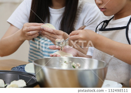 家長和孩子一起做餃子 家長和孩子一起做餃子 132498511