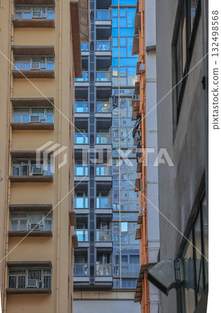 18 Oct 2025 Mid-rise apartments and daily life on Peace Avenue 18 Oct 2025 Mid-rise apartments and daily life on Peace Avenue 132498568