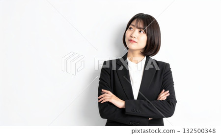 AI 圖片:一位女商人交叉雙臂思考 AI 圖片:一位女商人交叉雙臂思考 132500348
