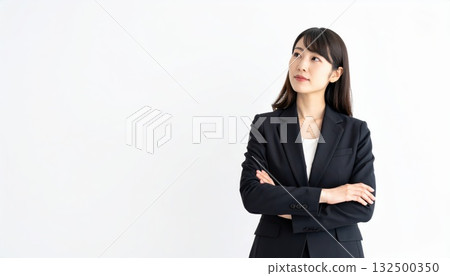 AI 圖片:一位女商人交叉雙臂思考 AI 圖片:一位女商人交叉雙臂思考 132500350